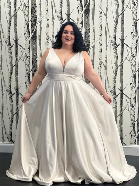 Best Flattering Curvy Wedding Dresses 2023
