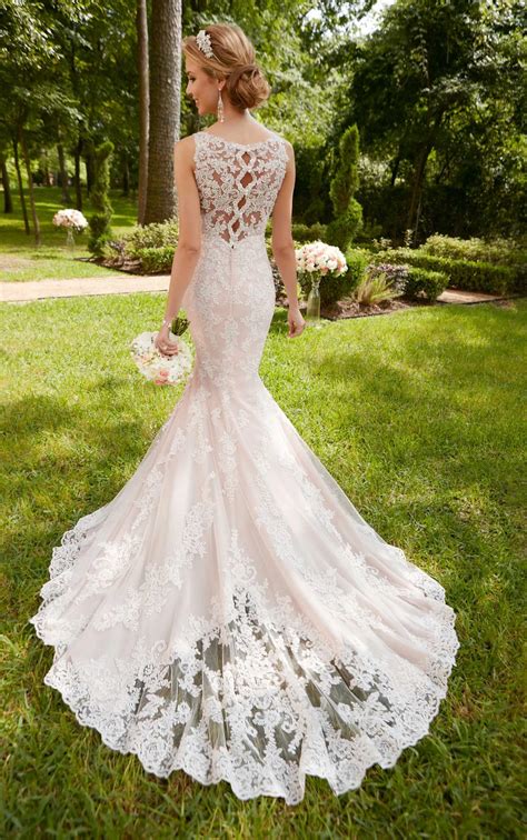 Lace Keyhole Back Wedding Dress: Elevate Your Special Day