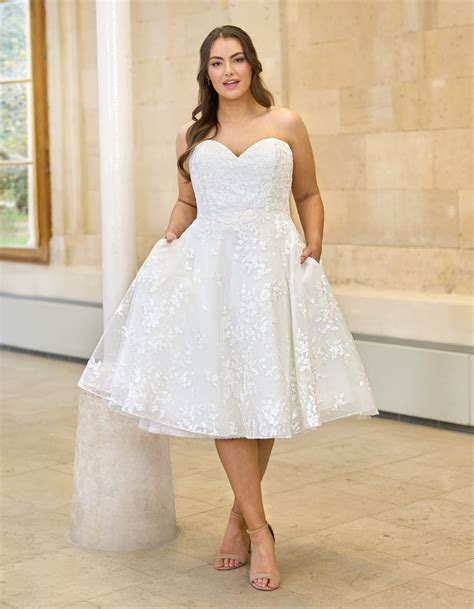 Stunning Short Plus Size Wedding Dresses for Every Curvy Bride