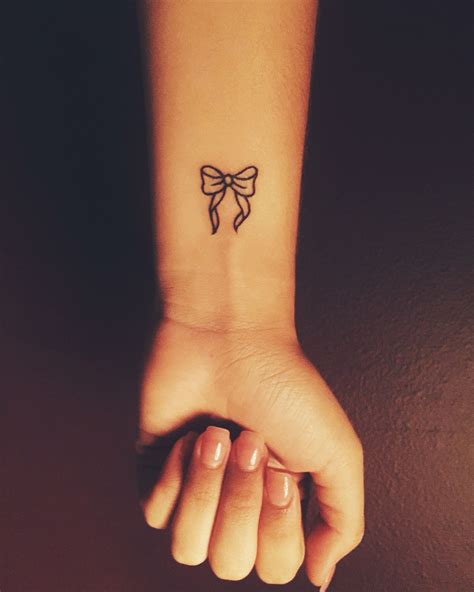 Small Bow Tattoo Cute Wrist Tattoo Tatuajes De Mo Os Ilustraciones