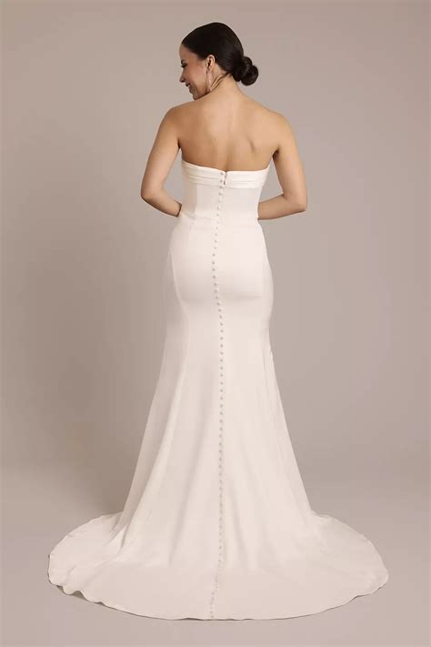 Elegant Straight Neck Wedding Dress Trends 2023