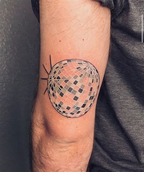 Tatouage Boule Facettes Disco Ball Tattoo Tatouage Minimaliste Tatouage Boule Facettes Disco Ball Tattoo Tatouage Minimaliste
